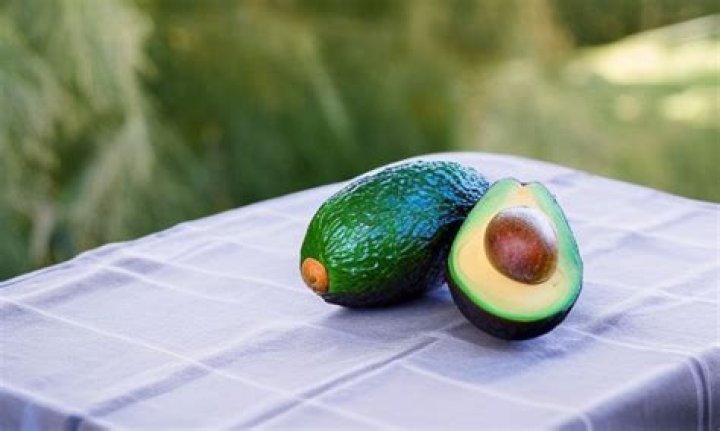 Do avocados stay fresh in water in the fridge?